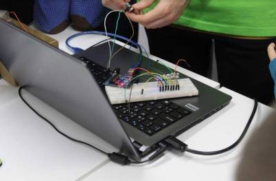 Photo of our Introduction to Robotics workshop conducted by Diogo Cordeiro.